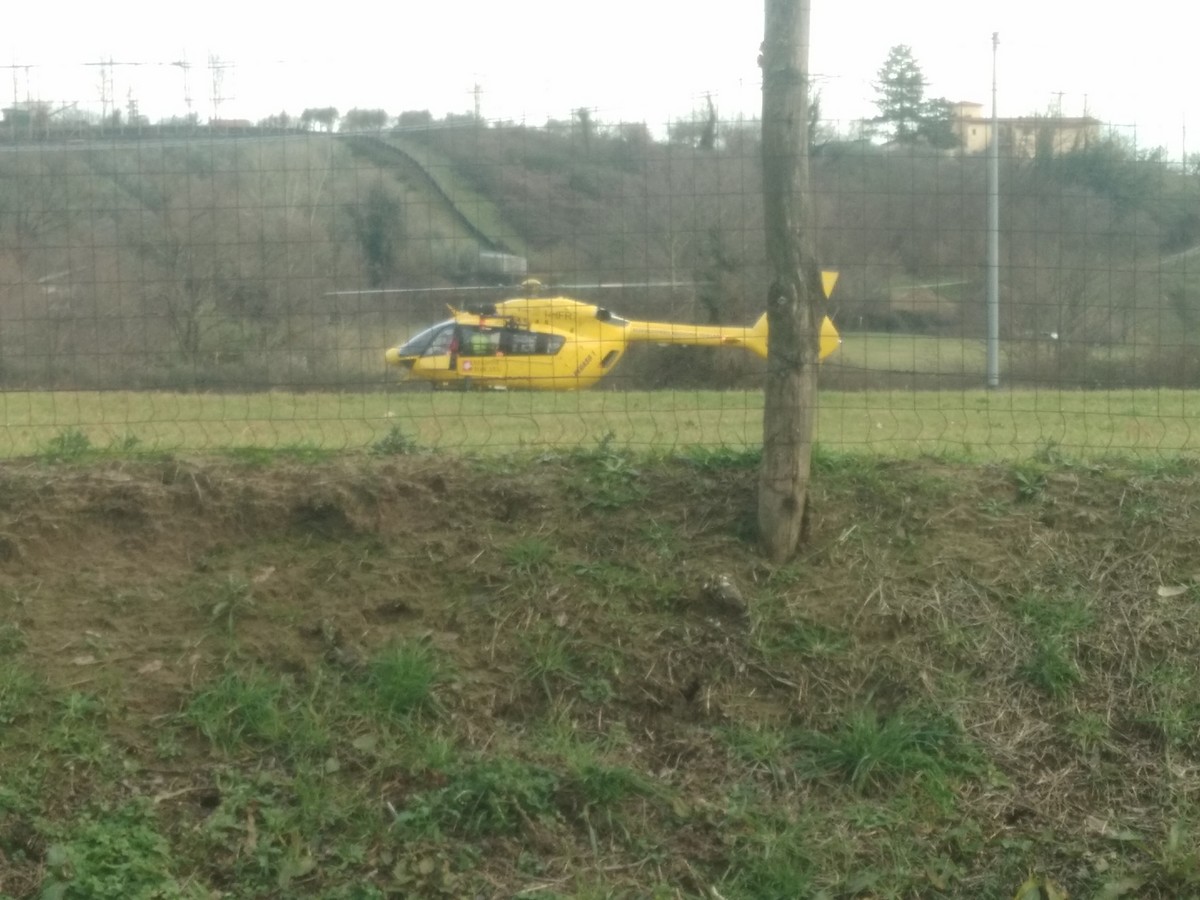 Luco. Rimane incastrato sotto la pianta che sta tagliando, lo liberano i pompieri