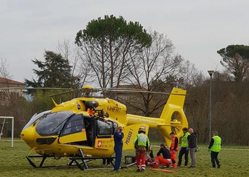 Cade dal terrazzo mentre svolge dei lavori. Pegaso a S. Piero, non è grave