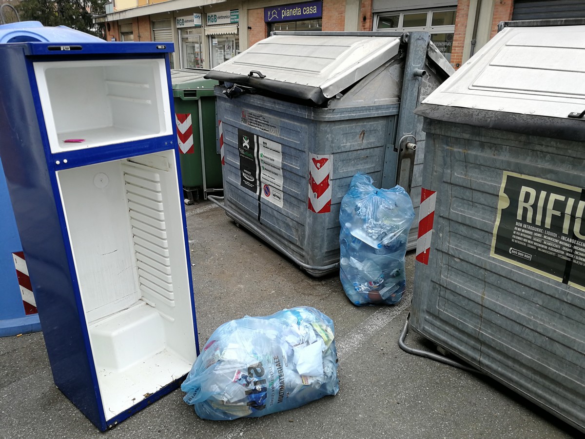 Un frigorifero fuori dal cassonetto, in pieno centro