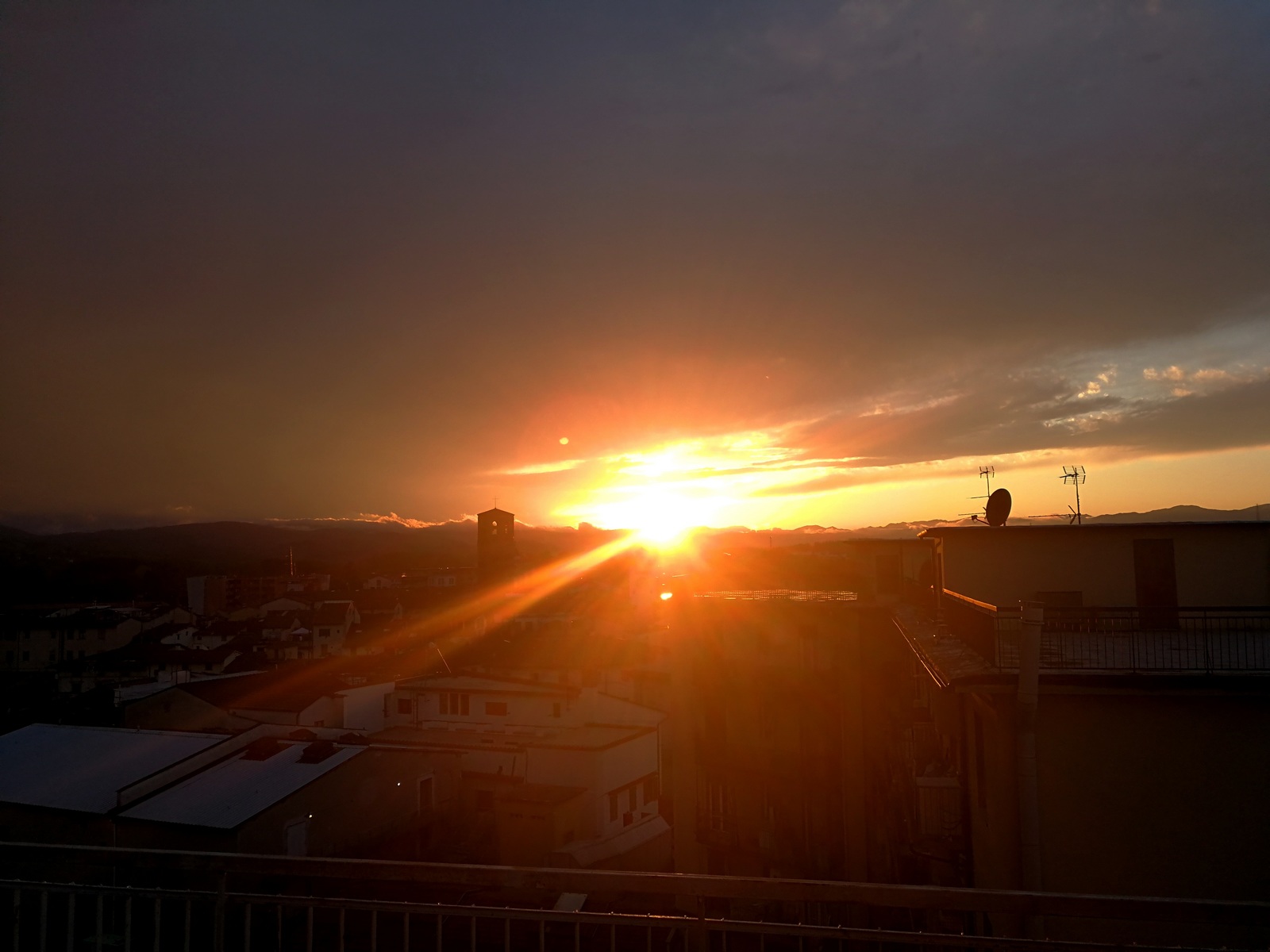 Il sole rosso. Tramonto di fuoco domenica a Borgo, foto del giorno