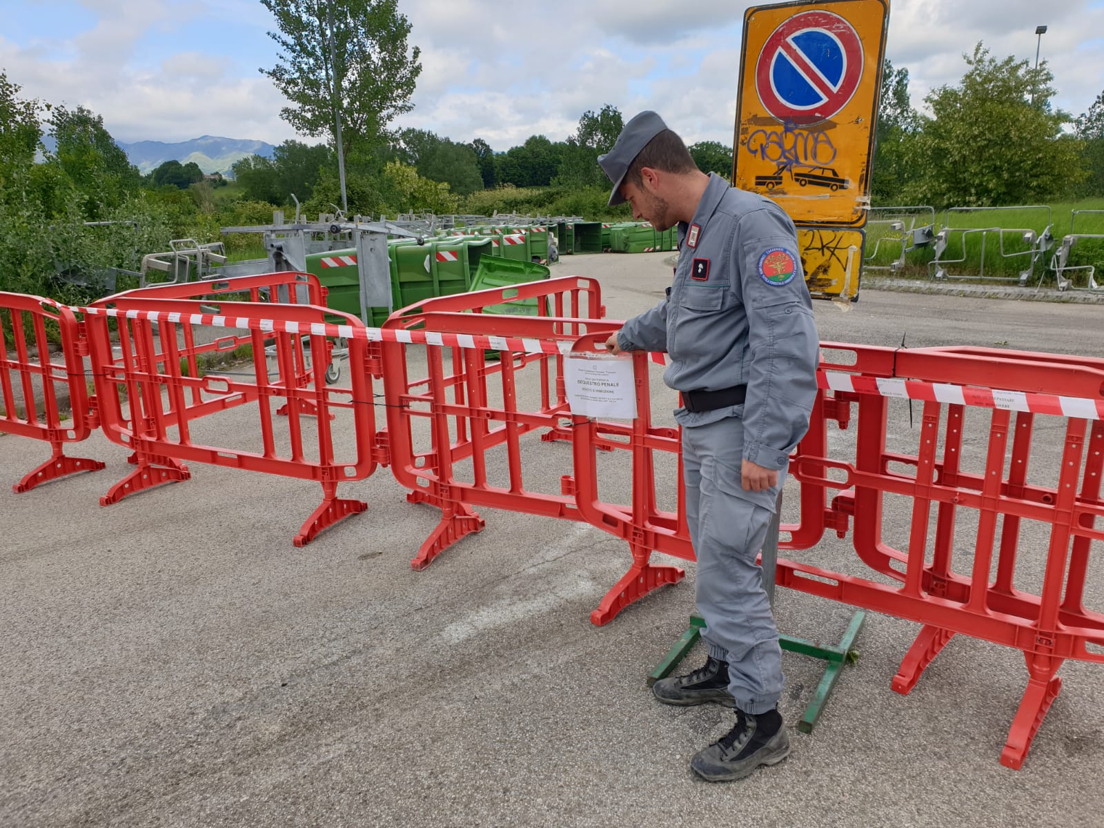 Accumulo e smontaggio cassonetti. I Forestali denunciano Alia