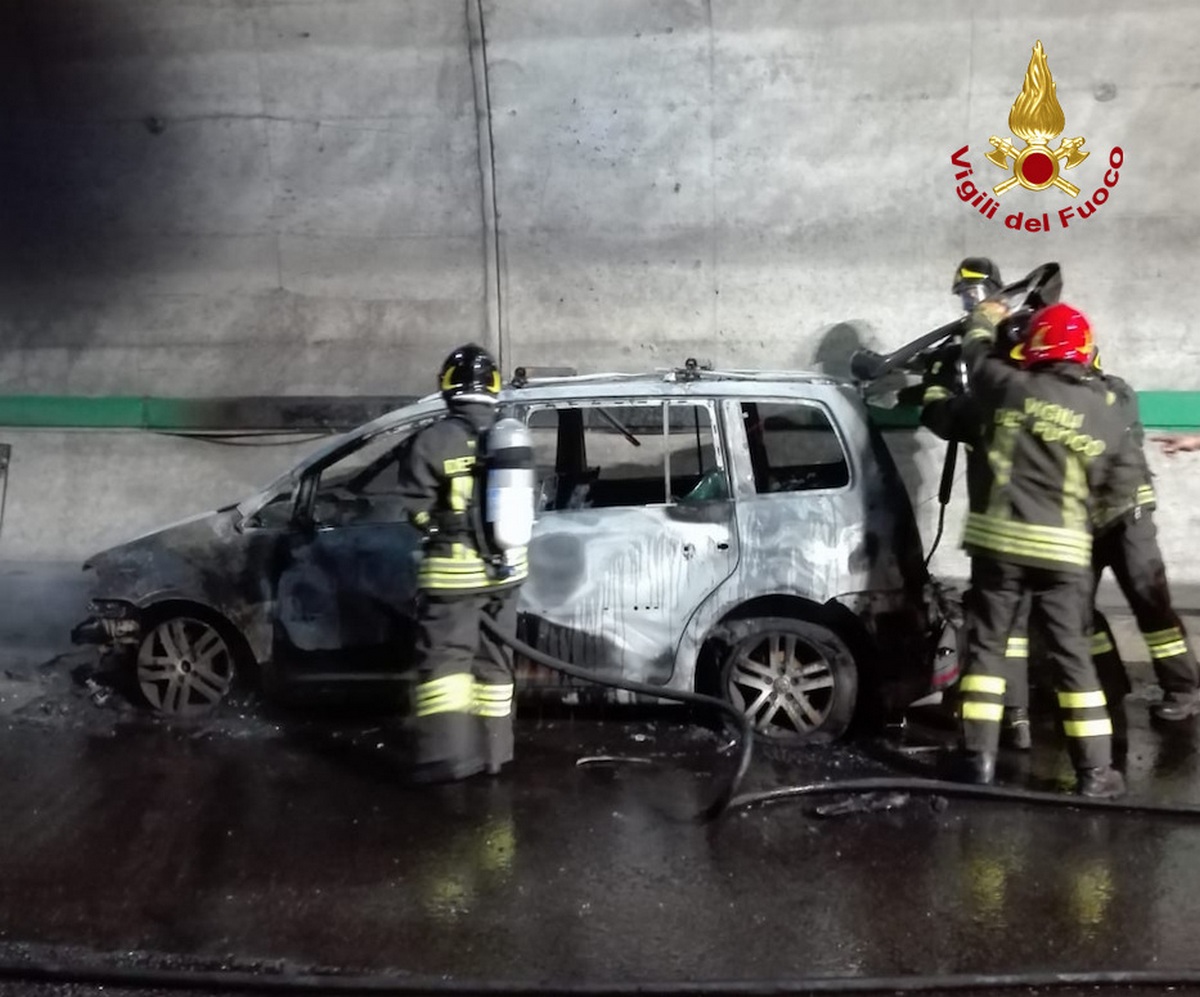 Auto a fuoco in galleria. A1 bloccata in direzione Sud