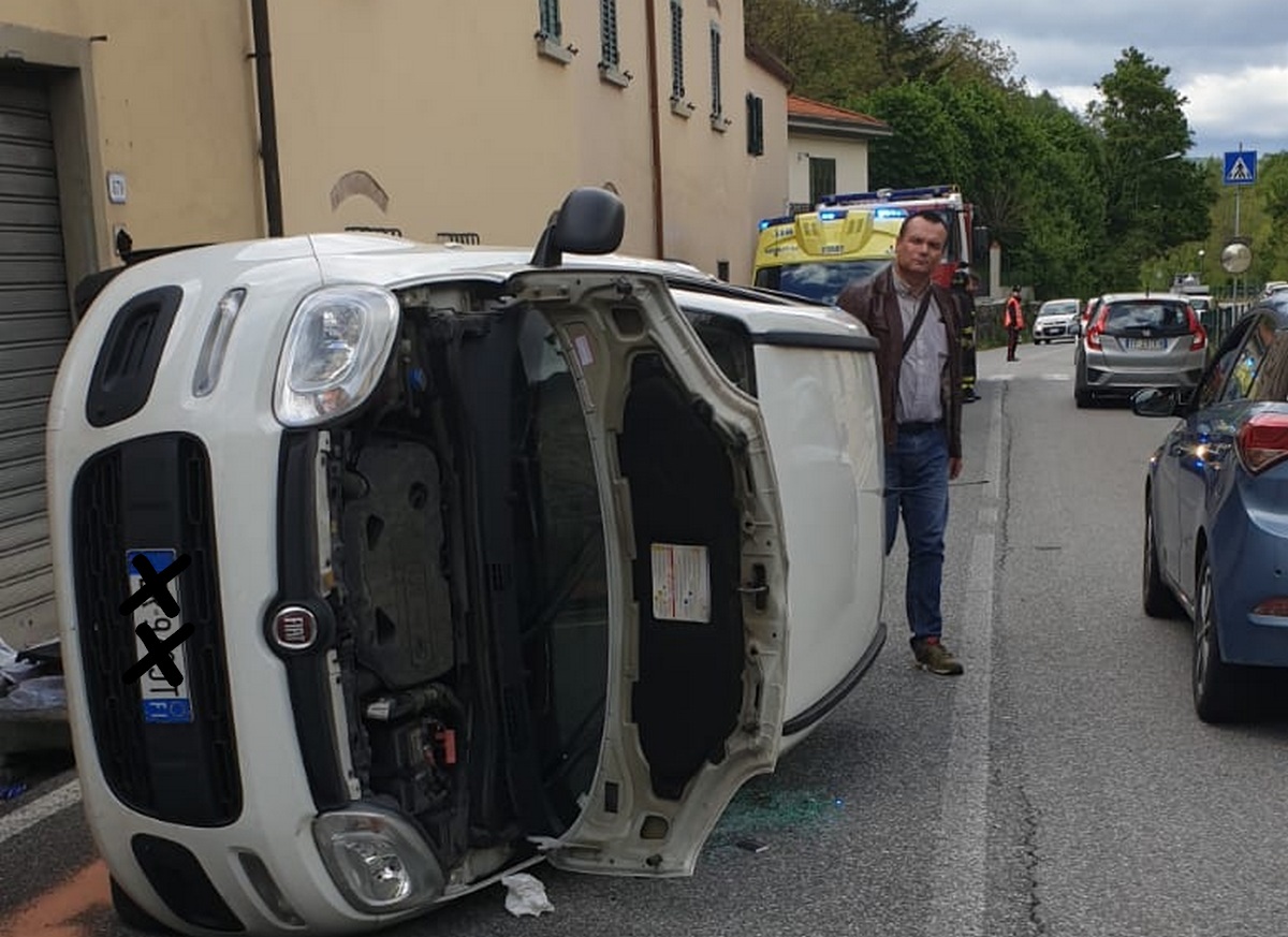 Auto si ribalta a Fontebuona. I pompieri liberano la donna alla guida