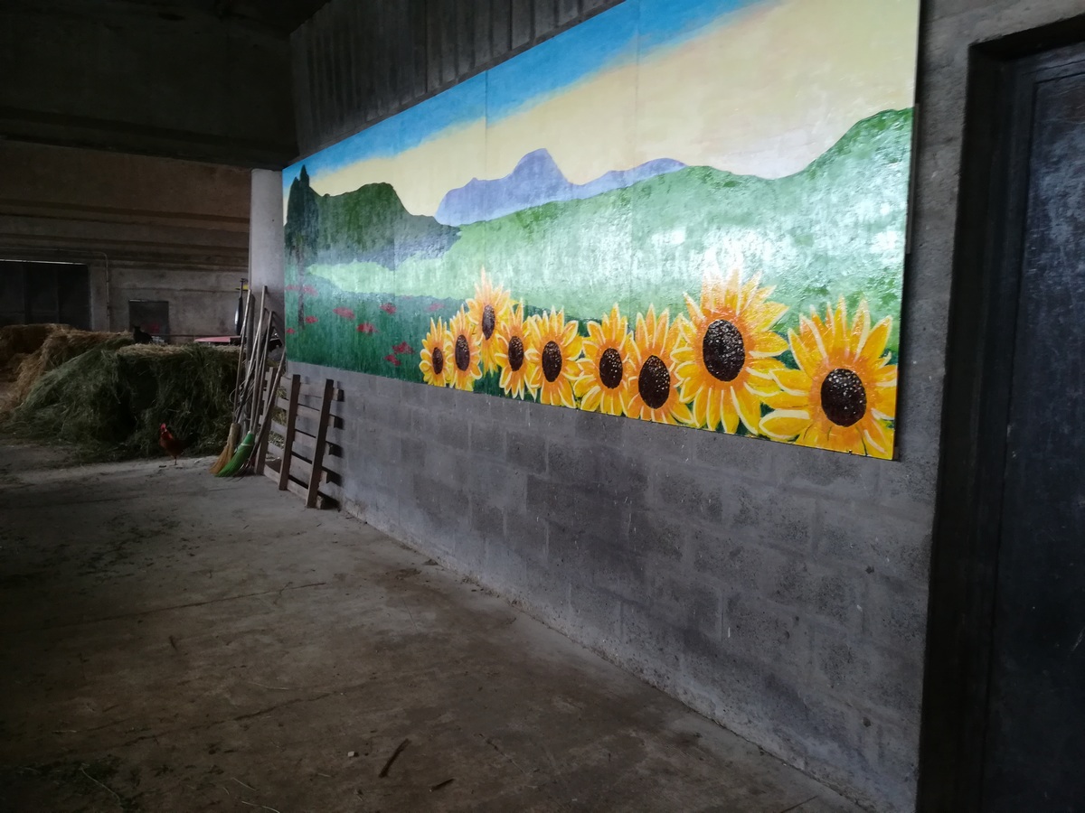 Piccoli artisti crescono. Stalla mugellana decorata grazie ai ragazzi della scuola