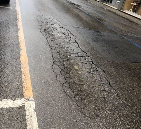 Borgo e la buca in Via Leonardo da Vinci, fa impressione
