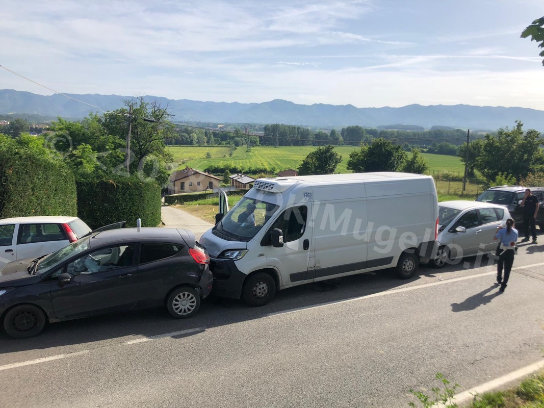 Tamponamento a catena a La Brocchi. Una donna ferita lieve. Le foto