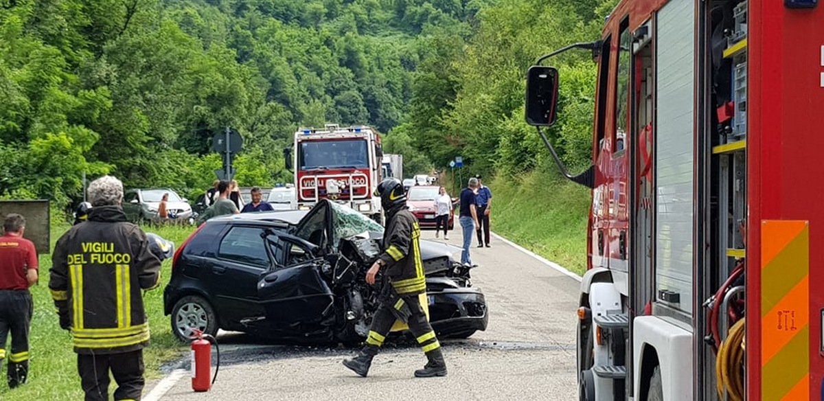 Con l'auto contro il muro del cimitero. Elisoccorso a Palazzuolo