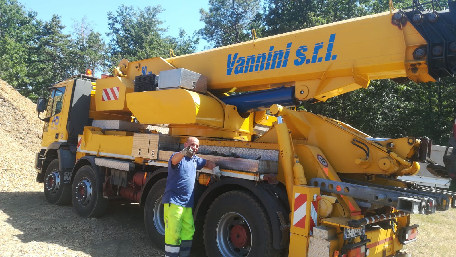 Montecarelli. Grosso camion si ribalta nel campo, la foto