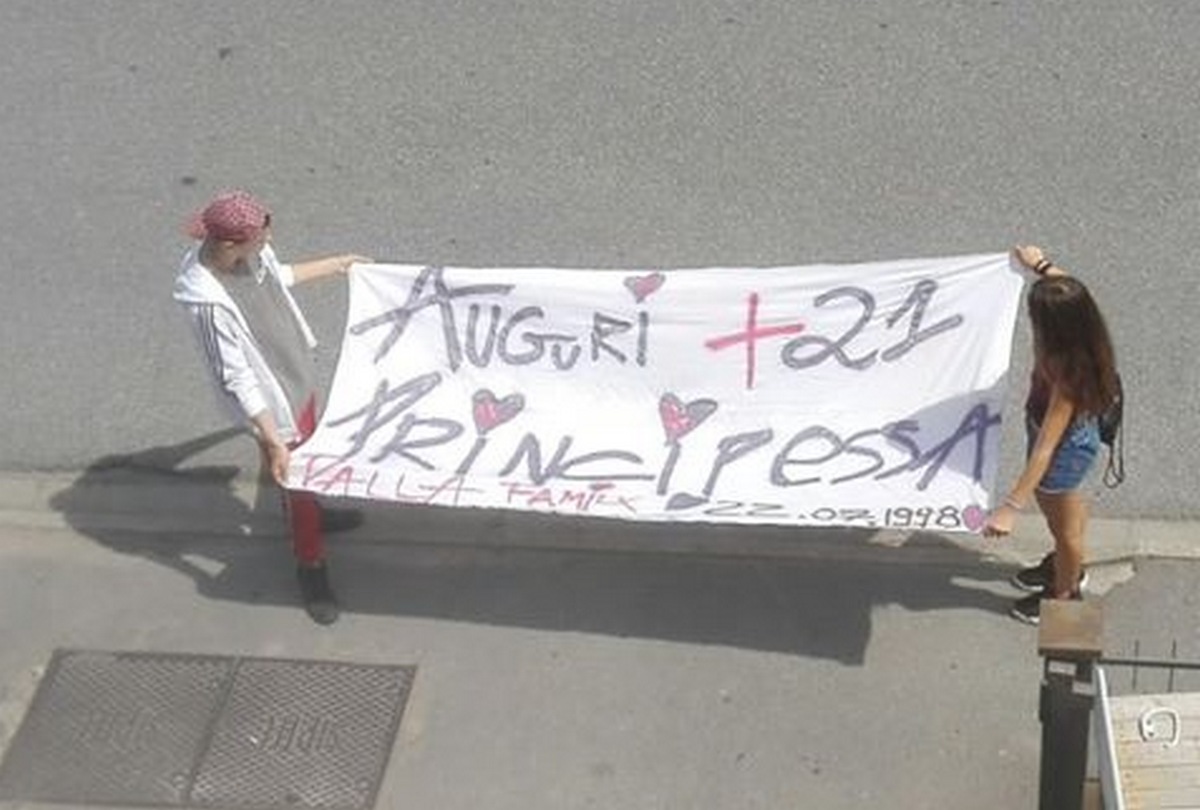 21 anni. Uno striscione di auguri per Diamila. Foto del Giorno