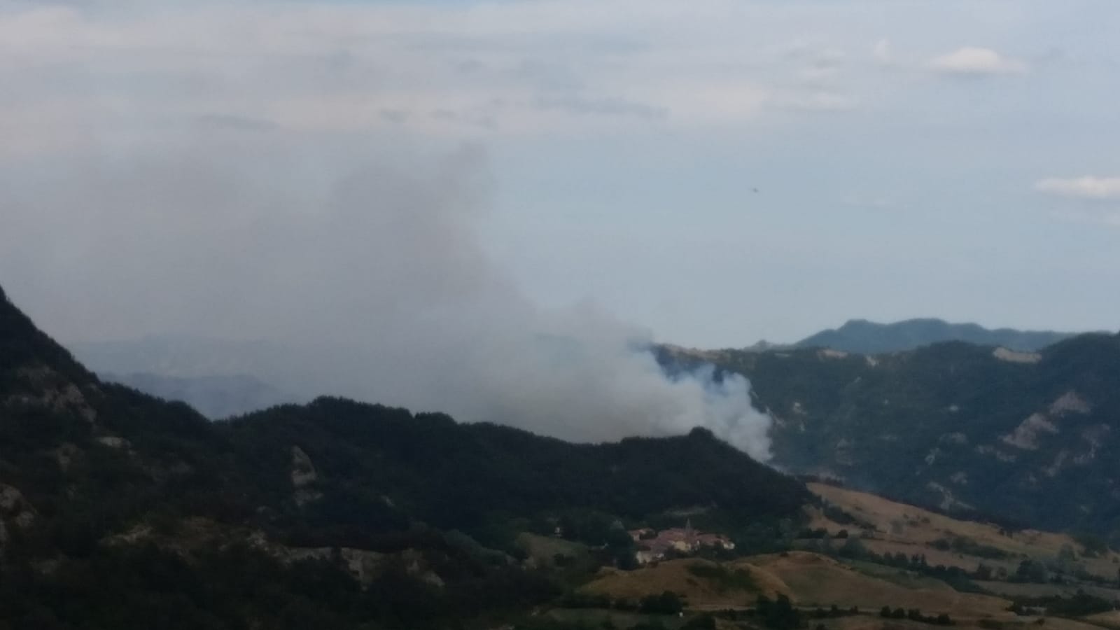 Incendio a Casaglia. In azione due elicotteri per lo spegnimento
