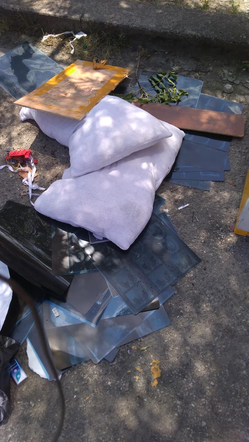 Quelle radiografie abbandonate a Borgo. Vicino agli ambulatori