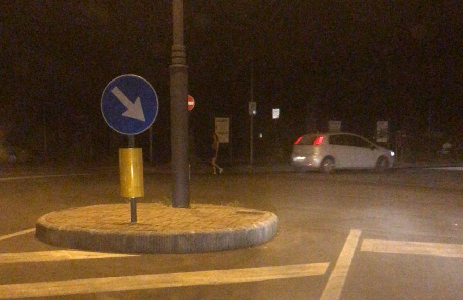 Luci spente nei giorni scorsi in Piazza Dante. Segnalazione