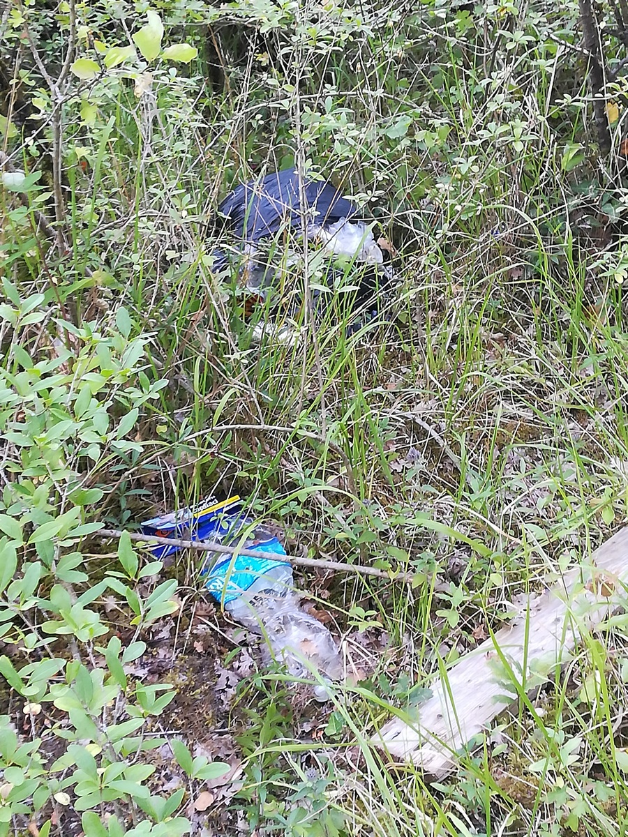 San Piero. Rifiuti abbandonati nella zona della Fortezza. Una segnalazione