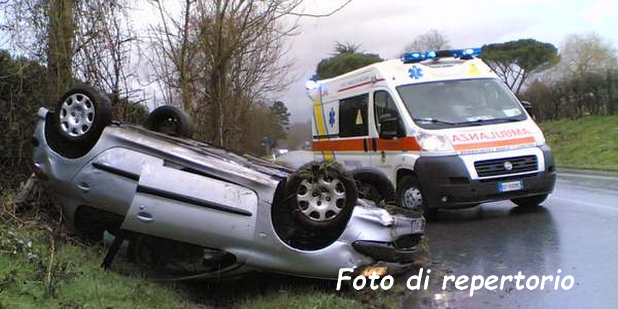Auto ribaltata a Ponzalla. Attivati Municipale, 118 e pompieri