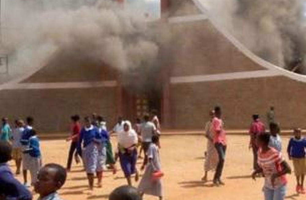 Afrika Jipe Moyo. Chiesa bruciata a Wamba: colpo al cuore dei mugellani