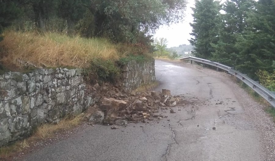 Temporale improvviso. Albero caduto a San Piero e muro crollato a Montorsoli