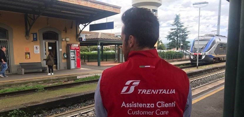 Pettorine rosse alla stazione di Borgo