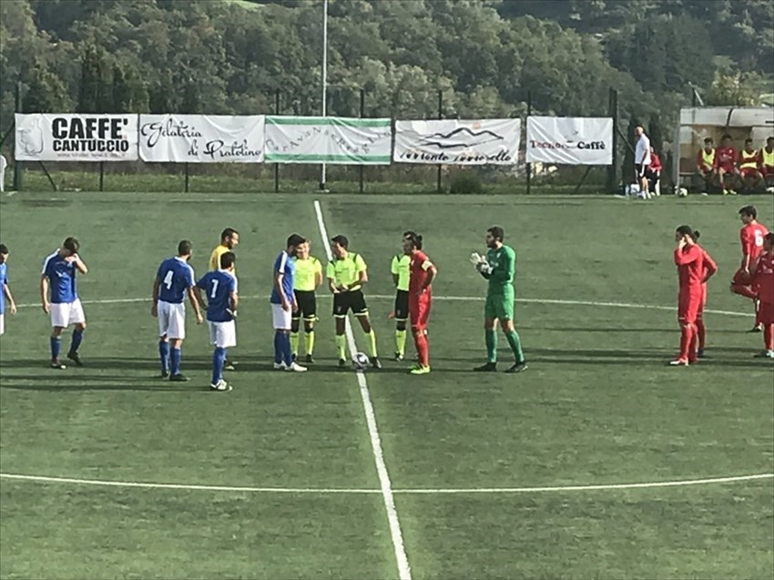Le squadre in campo a inizio partita