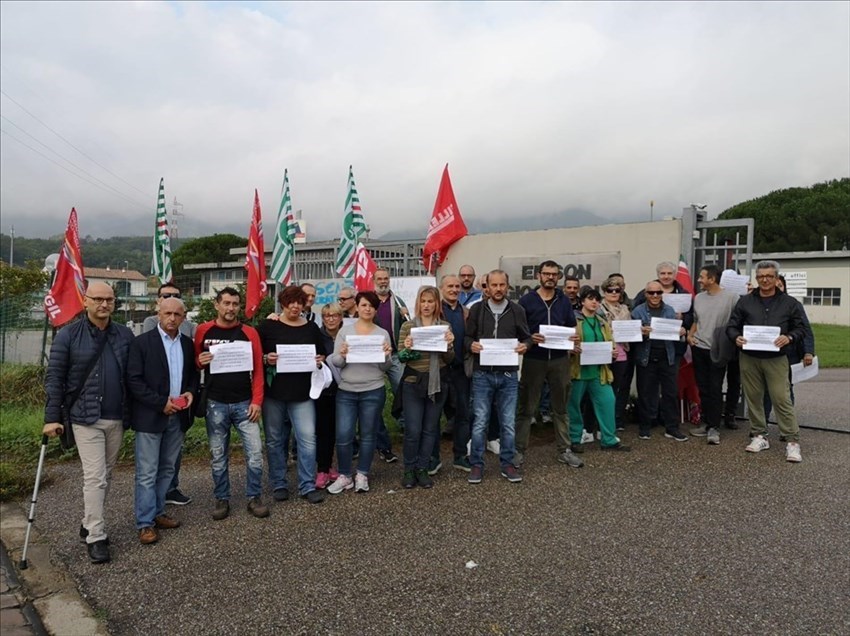 Presidio alla Edison Giocattoli, presente anche il sindaco Mongatti