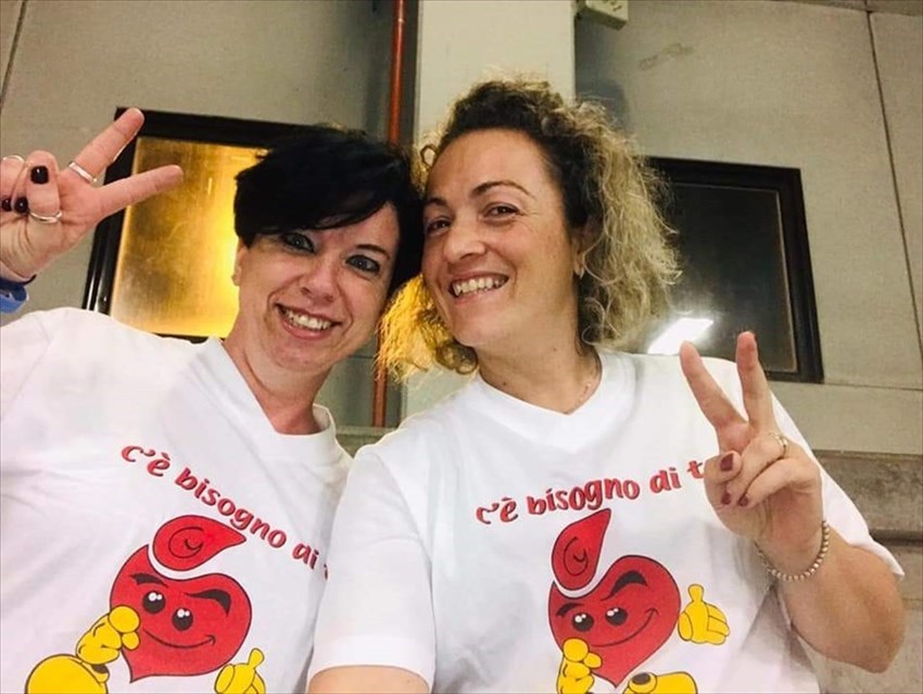 Due esponenti della Società Fiorentina Handball con indosso le maglie del Gruppo di Sangue Frates.