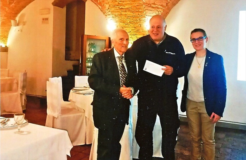 Il contributo consegnato, dopo la conferenza, a don Franceso Bazzoffi, a sinistra l’amministratore Rag. Mario Nencetti e a destra la Dott.ssa Sabrina Landi Malavolti,presidente del Rotary Cl