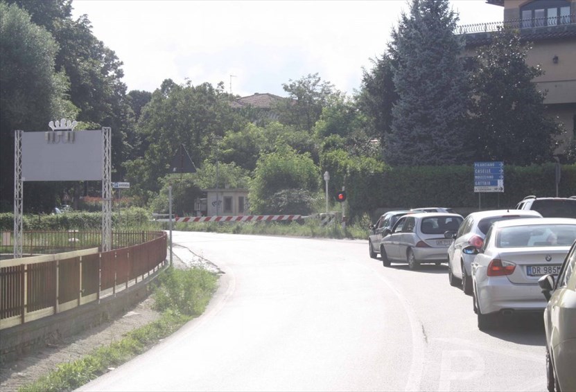 Una coda record al passaggio a livello