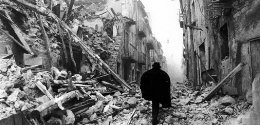 Una drammatica immagine del terremoto dell’Irpinia nel 1980.