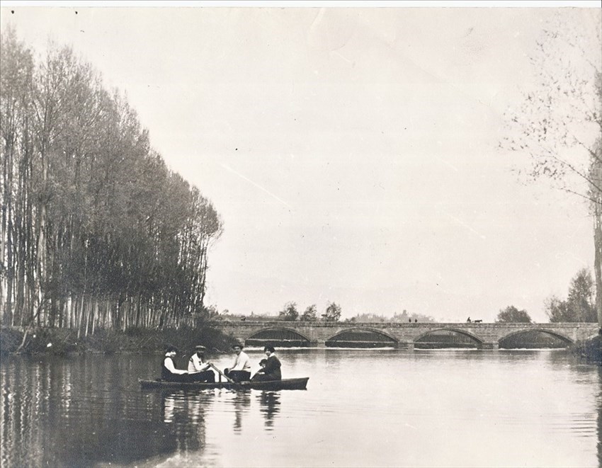 Primi del ‘900. Quando la Sieve era …navigabile, la famiglia Berretti, proprietari dell’antiche “Conce”, su una barca.