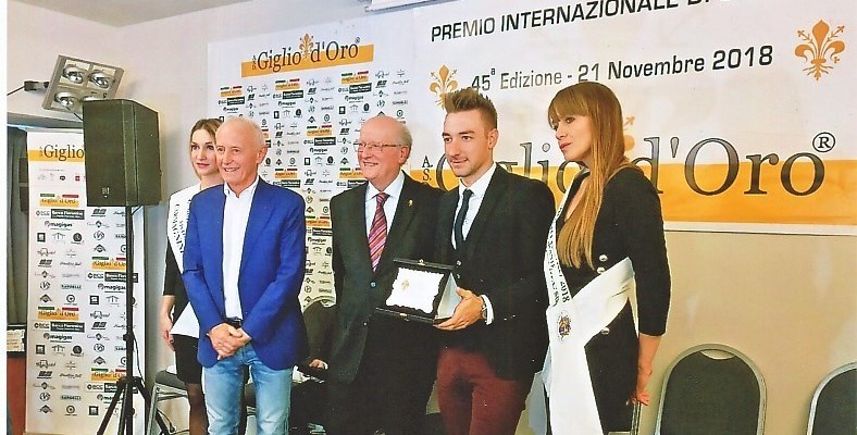 Elia Viviani vincitore anche lo scorso 2018 del Premio “Giglio d’Oro”, da sx Roberto Poggiali, il ciclista Viviani e Saverio Carmagnini “ deux machine” di tutto il complesso organizzativo.