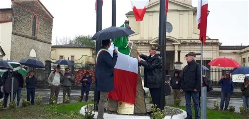 Il monumento degli Alpini nel piazzale antistante il Santuario del SS. Crocifisso.
