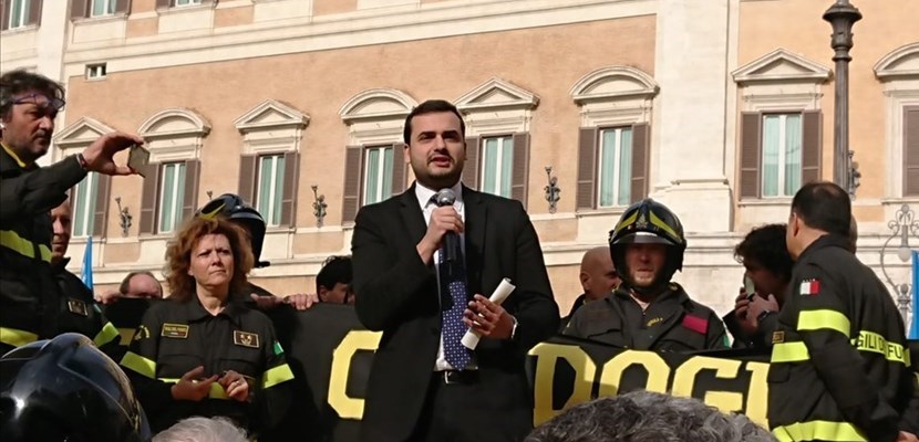 On. Calo Sibilia (M5S) dove presenta un emendamemto dei ministri 5s che allineerebbe in treanni gli stipendi dei vvf a quelli della polizia (stesso ministero) .