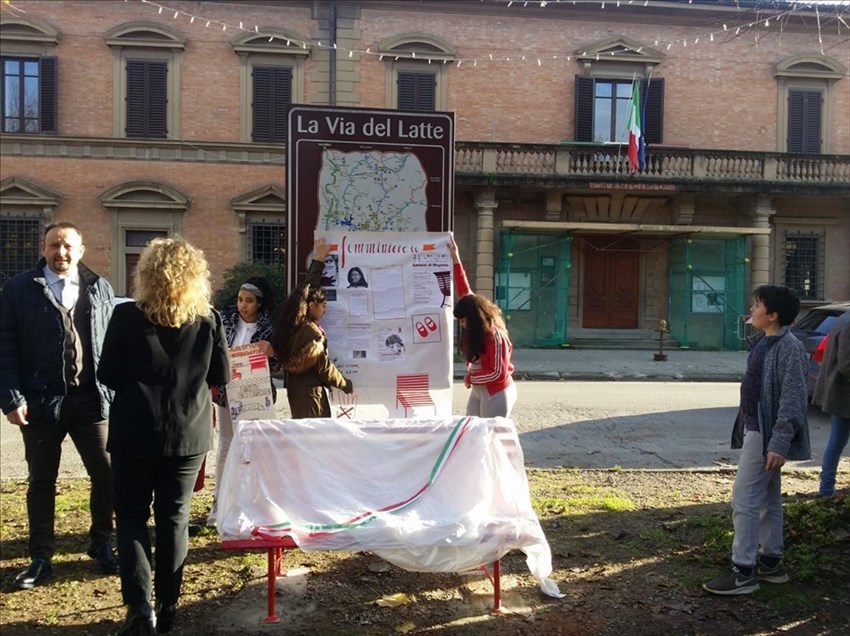 Inaugurata la panchina rossa