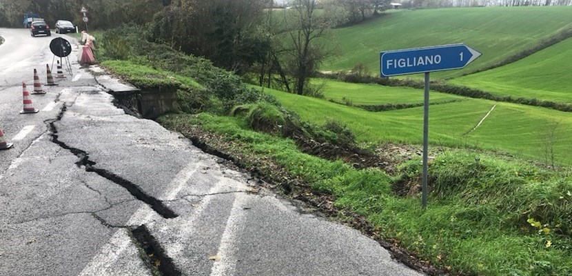 La strada franata sulla strada 42 per Luco di Mugello