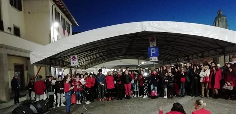 Una delle iniziative organizzate sotto al tendone, in questo caso contro la violenza sulle donne