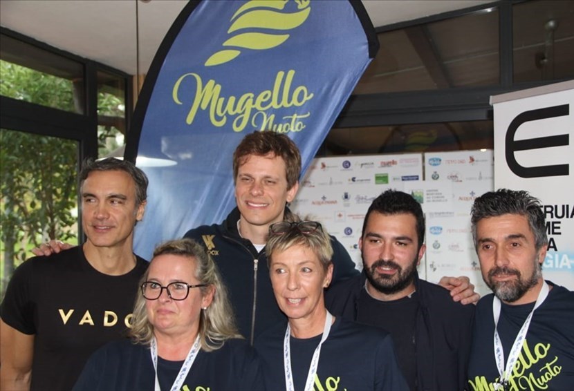 Folla di giovani nuotatori per Cesar Cielo a Borgo