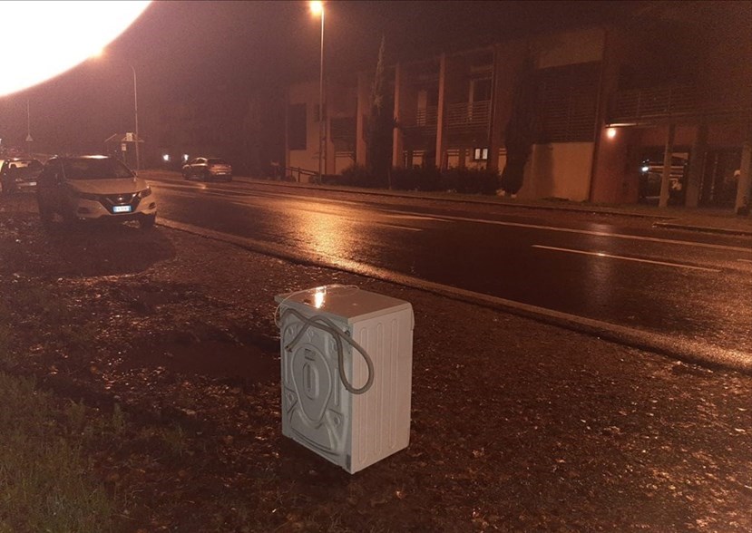 La lavatrice abbandonata... Accade stamattina a Borgo