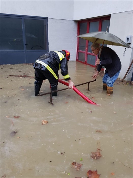 I Vigili del Fuoco intervenuti a Vicchio per liberare dall'acqua dei garage