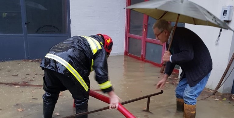 I Vigili del Fuoco intervenuti a Vicchio per liberare dall'acqua dei garage