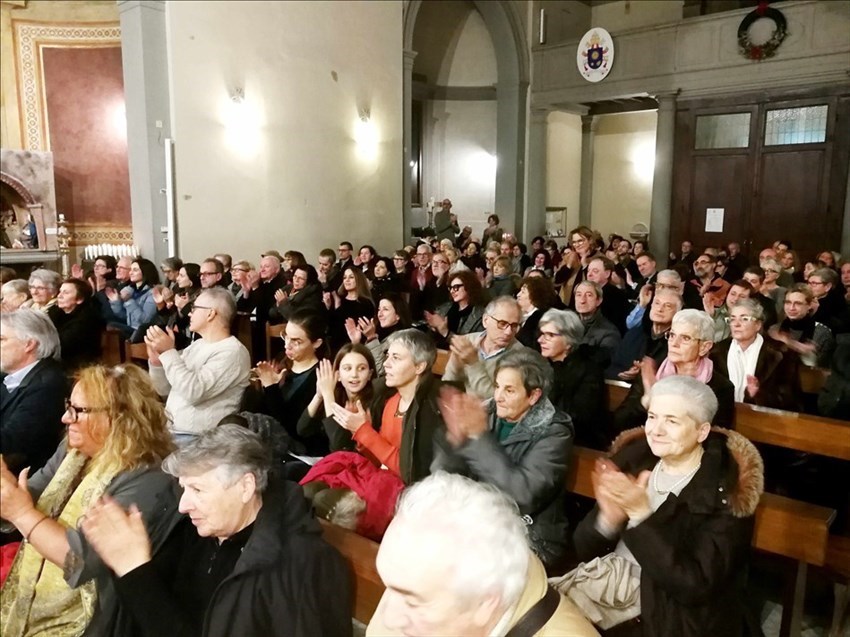 L’entusiasmo del numeroso pubblico presente nella Pieve di San Silvestro a Barberino di Mugello.