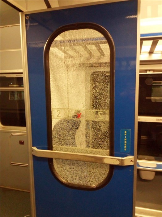 Treno vandalizzato