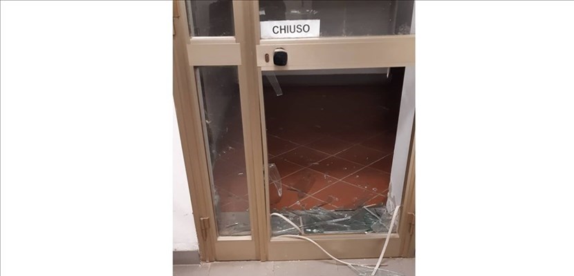 Vetro rotto alla stazione di Contea