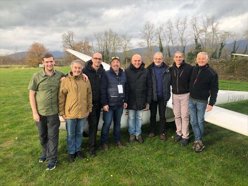 I 5 nuovi piloti assieme ai due istruttori ed al centro l'esaminatore ENAC.