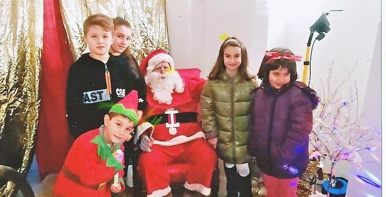 Un Babbo Natale (Alias Dario Generini)  dopo aver donato i regali ai bambini.