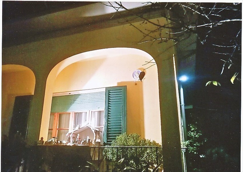 Un piccolo presepe realizzato e collocato sopra la terrazza di una abitazione in via I° Maggio.