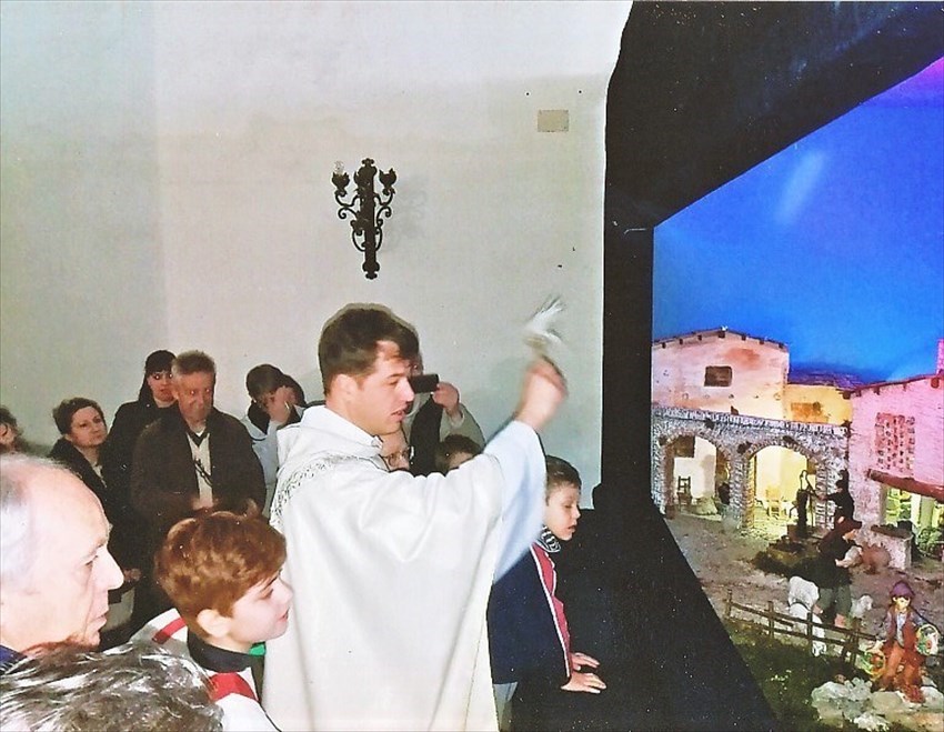 Don Antonio Lari benedice il presepe meccanico all’interno dell’Oratorio della Compagnia del SS. Crocifisso.