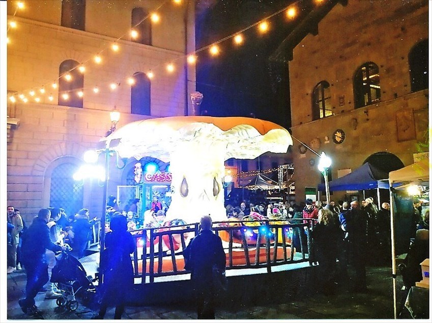 La giostra per i piccolini in piazza Garibaldi