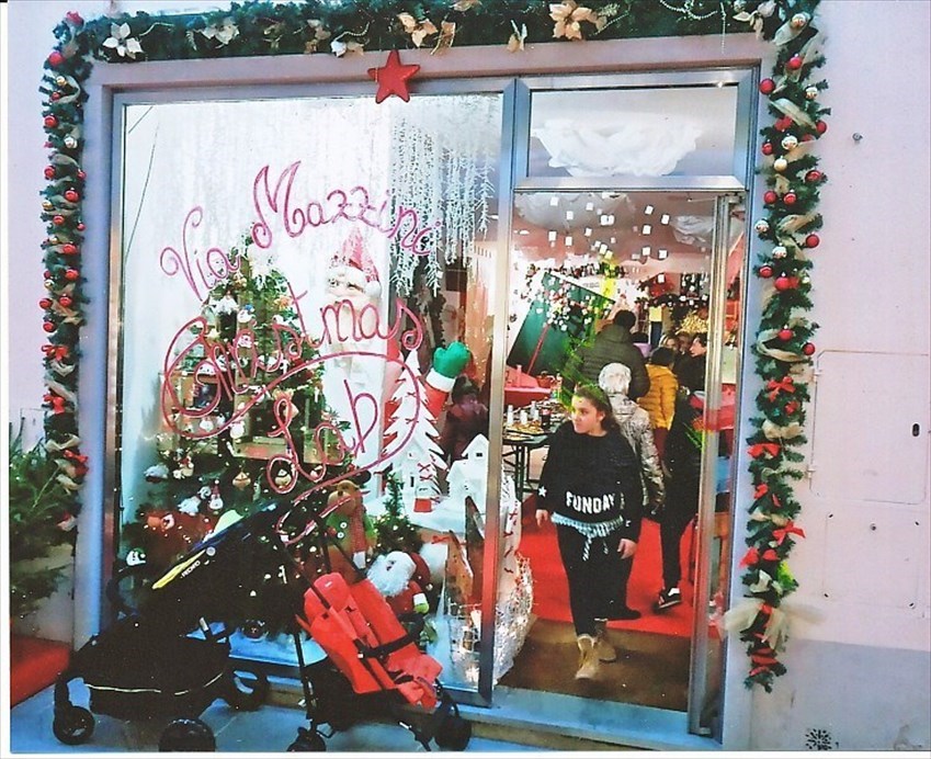 In un vecchio fondo di Via Mazzini (Malacoda) sono stati collocati 50 presepi realizzati dai bambini del catechismo.