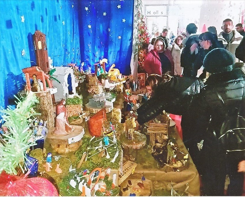 Molti visitatori dei presepi dei bambini in via Mazzini.