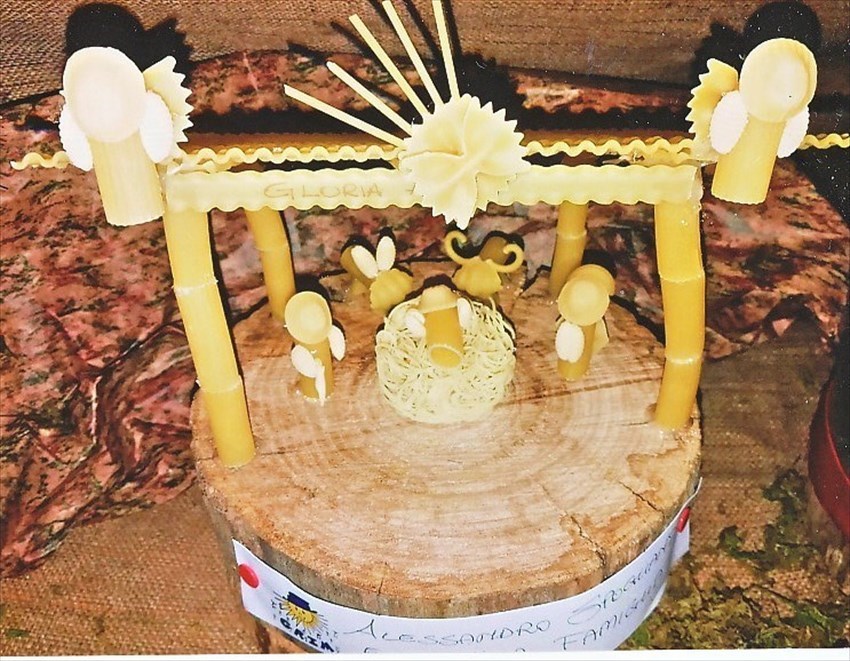 Un simpatico presepe realizzato  con cannelloni, noccioloni, farfalline e spaghetti