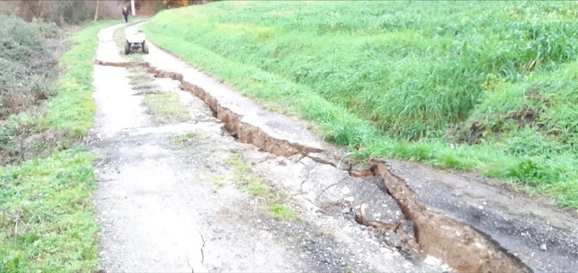 La fessura che si è improvvisamente aperta nella strada